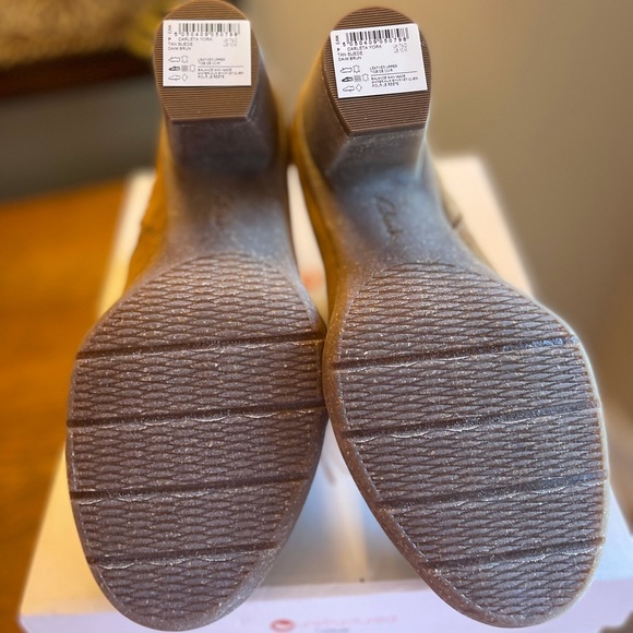 New Clark’s tan suede booties * size 10 - Picture 4 of 5
